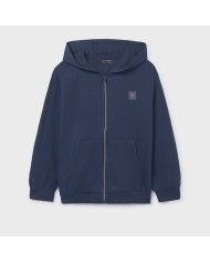 Sudadera con capucha Mayoral en color azul marino, diseño básico con cierre de cremallera frontal y bolsillo canguro.
