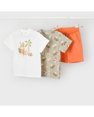 Conjunto de Mayoral infantil de 3 piezas con dos camisetas estampadas y bermuda naranja, ideal para verano.