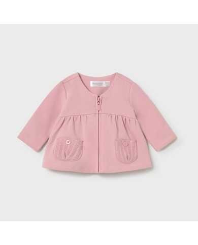 Chaqueta rosa para bebé niña Mayoral con cremallera frontal y bolsillos decorativos.
